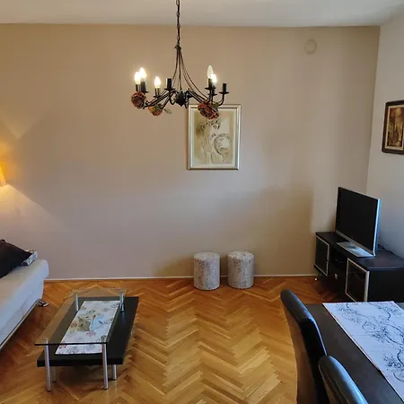 Kolovare Beach & Free Parking Apartment